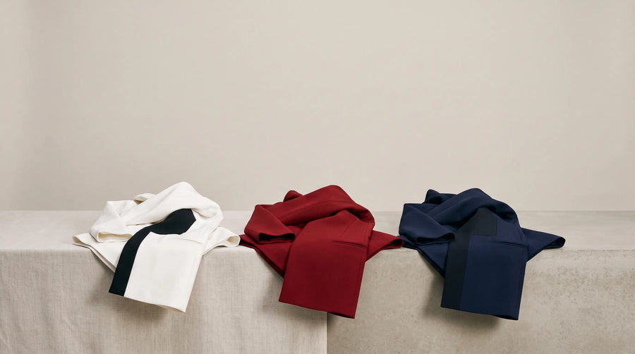Comment porter un tailleur coloré : blanc, rouge, bleu marine