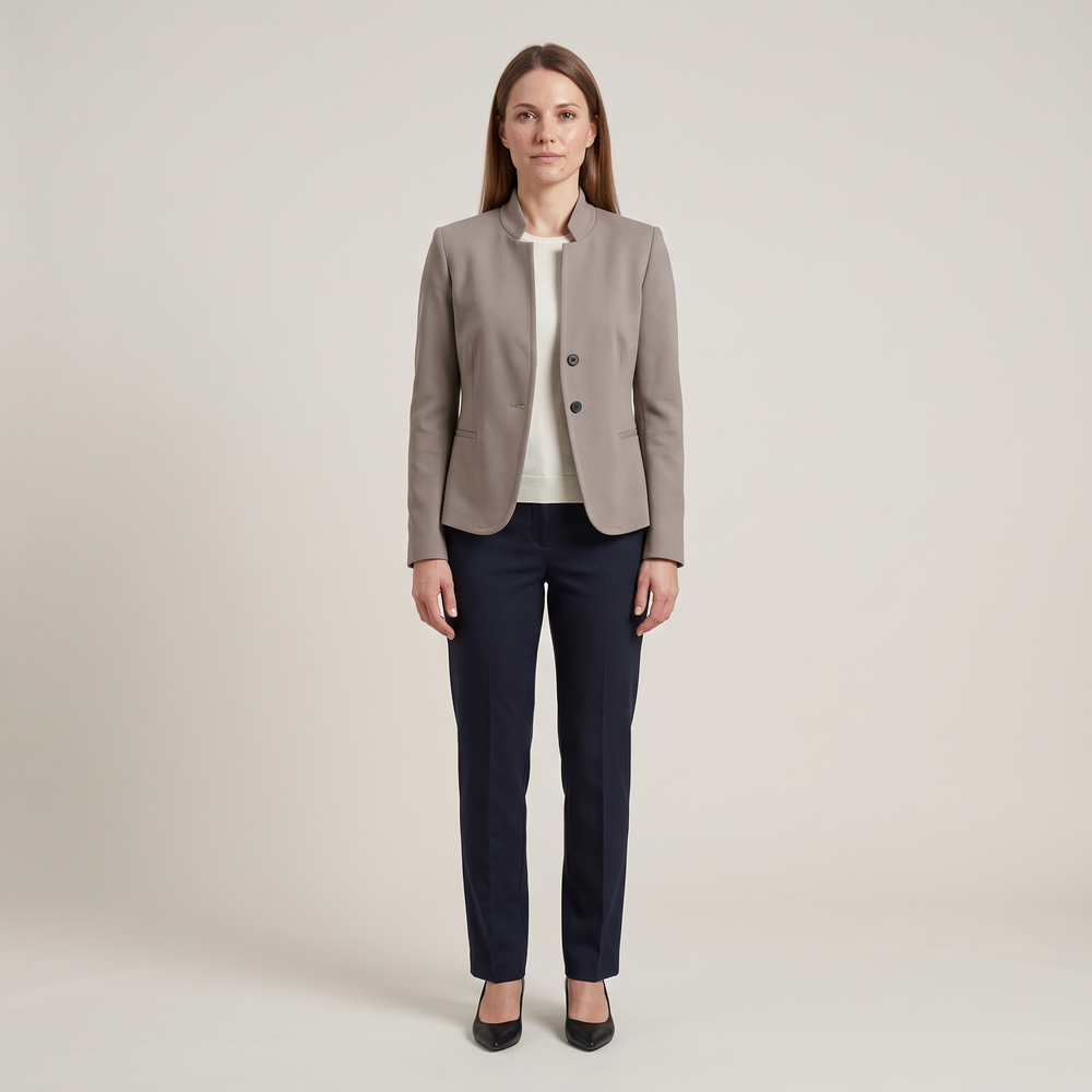 Blazer femme Alix taupe porté de face, silhouette complète avec pantalon marine - Lonamy