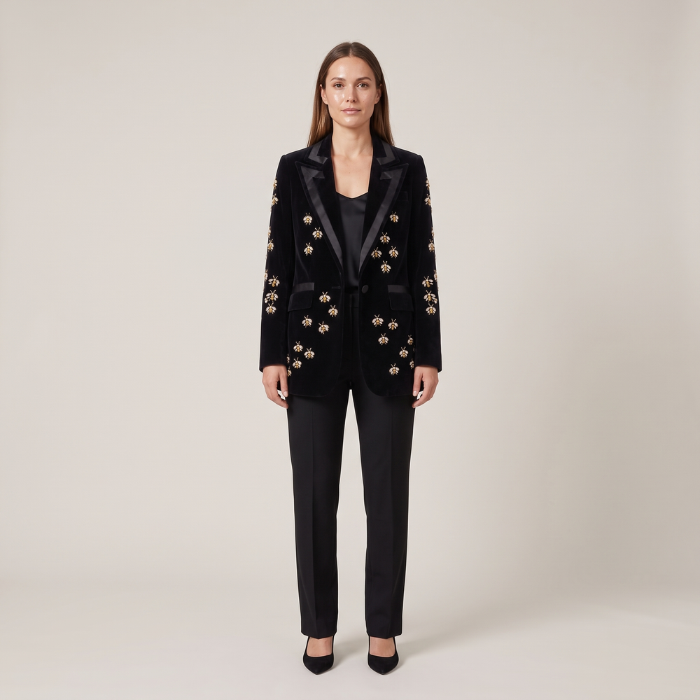 Blazer femme Berenice en velours noir porté de face, silhouette complète - Lonamy