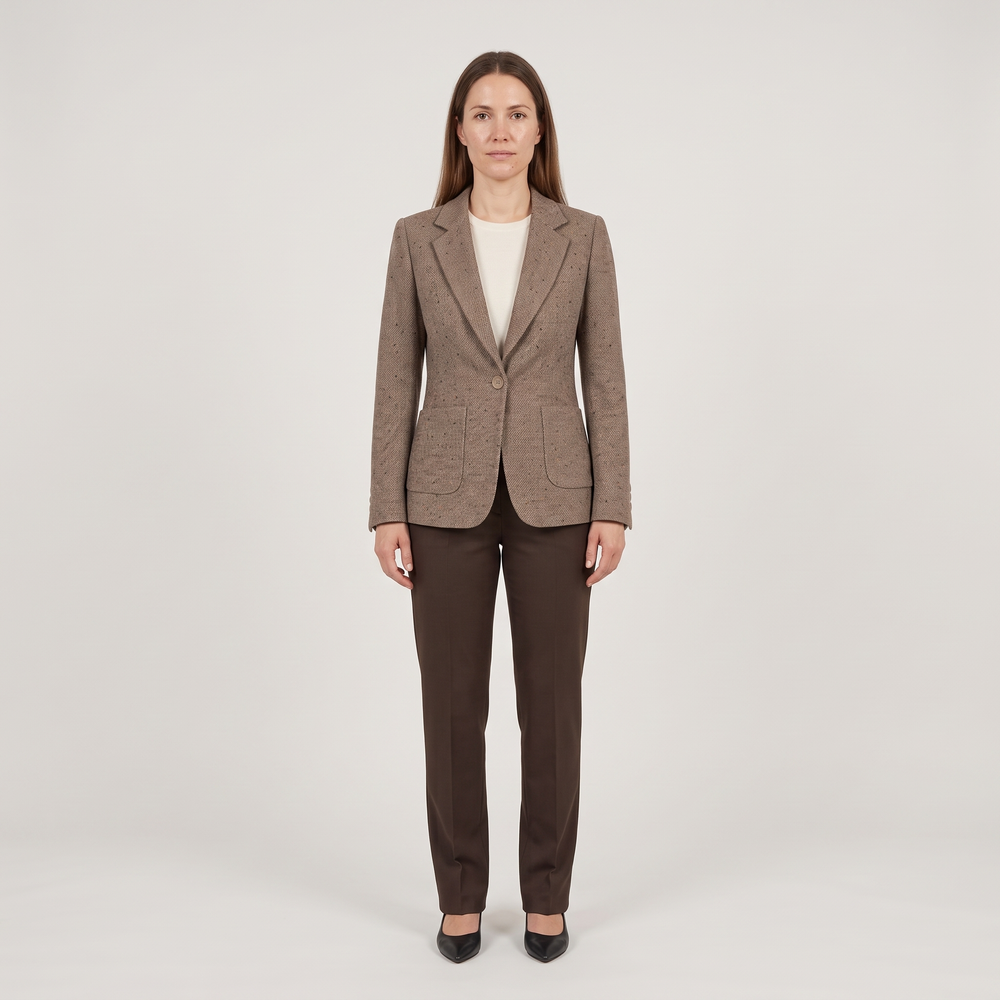 Blazer femme Domitille marron taupe porté de face avec un pantalon marron - Lonamy