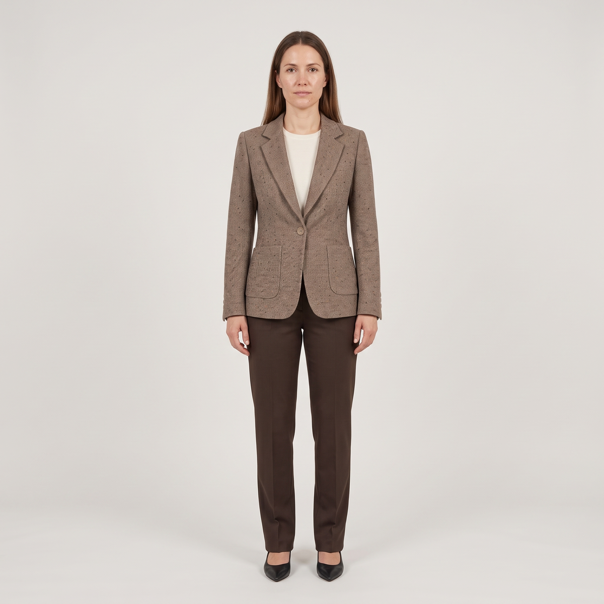 Blazer femme Domitille marron taupe porté de face avec un pantalon marron - Lonamy