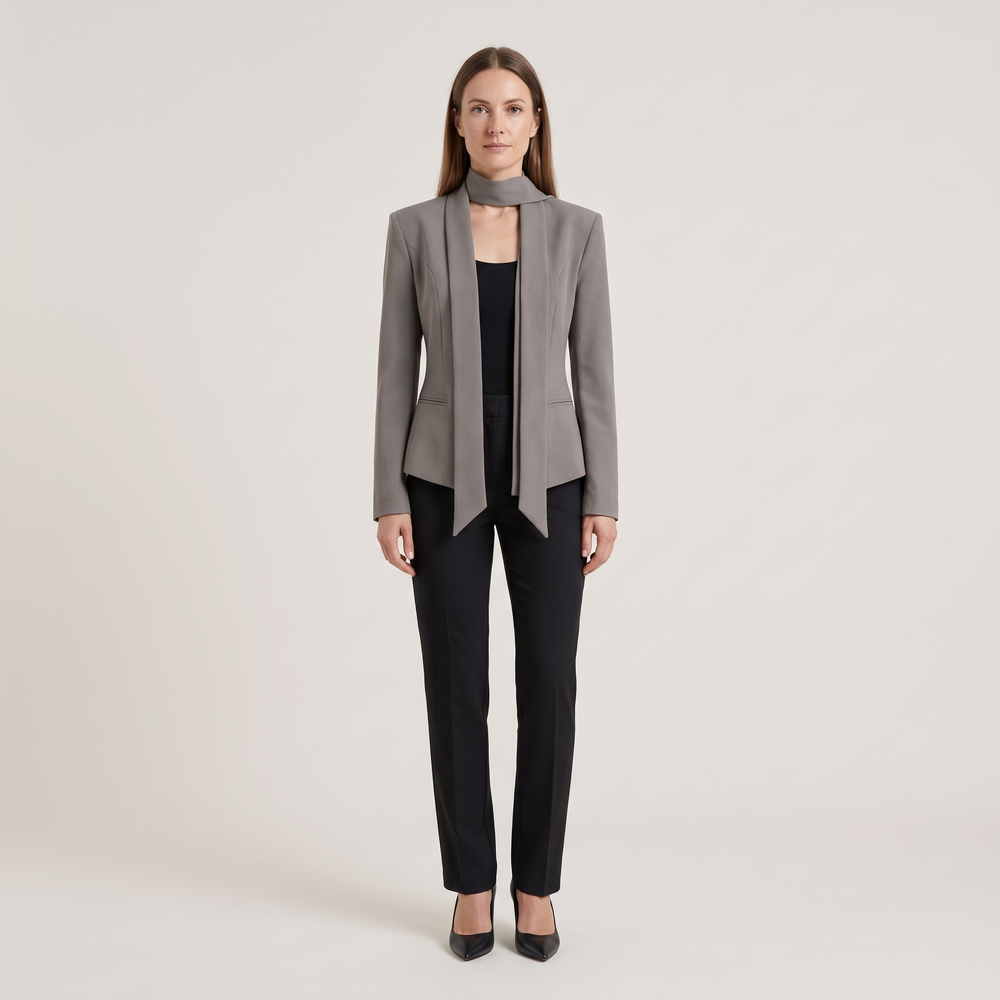 Blazer femme Melisande gris taupe porté ouvert, silhouette complète de face - Lonamy
