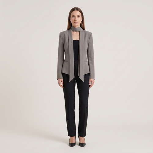 Blazer femme Melisande gris taupe porté ouvert, silhouette complète de face - Lonamy