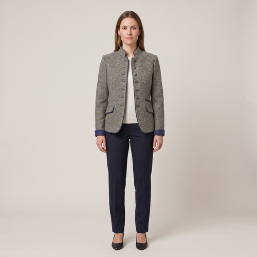 Blazer col officier femme Eleonore en gris chiné porté de face avec un pantalon marine