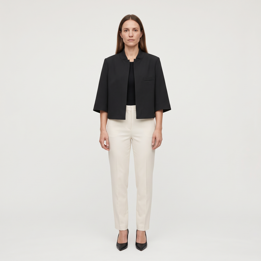 Blazer femme Constance noir porté de face avec un pantalon crème - Lonamy