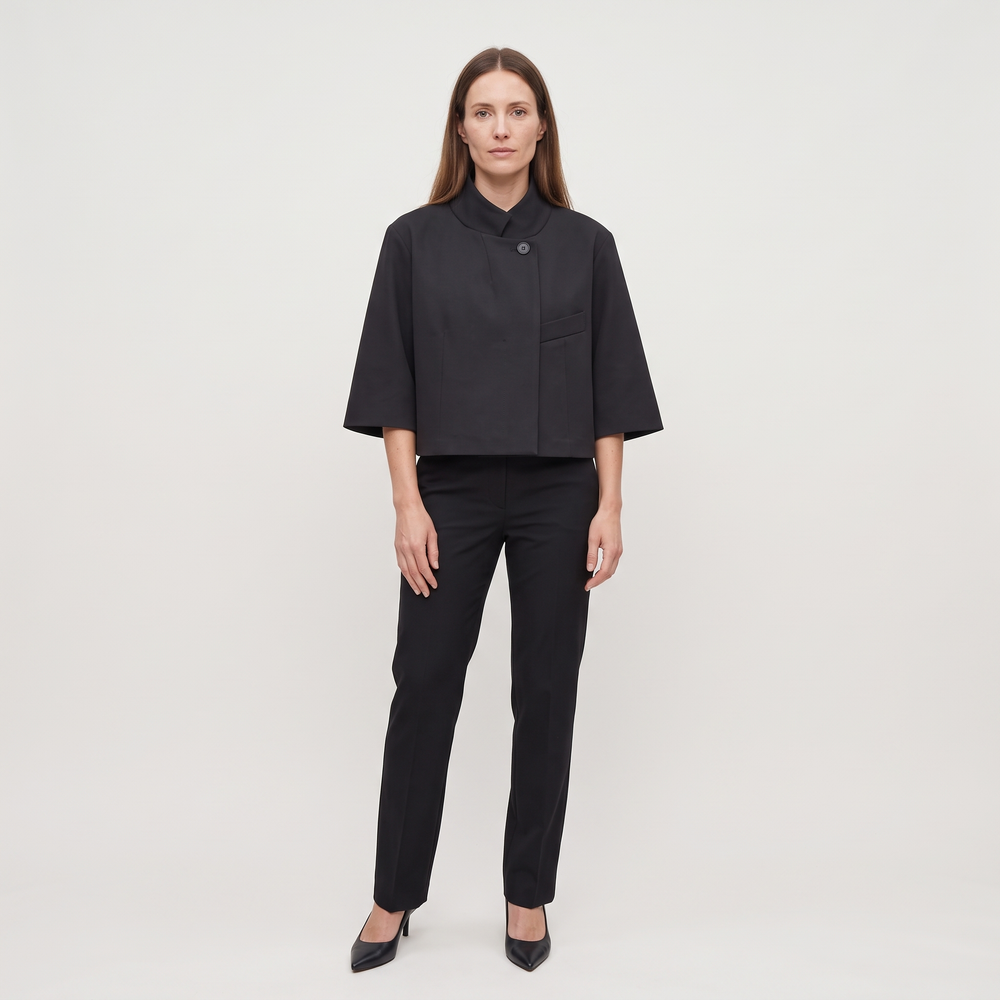 Blazer court Pauline noir porté avec un pantalon droit noir, silhouette complète - Lonamy