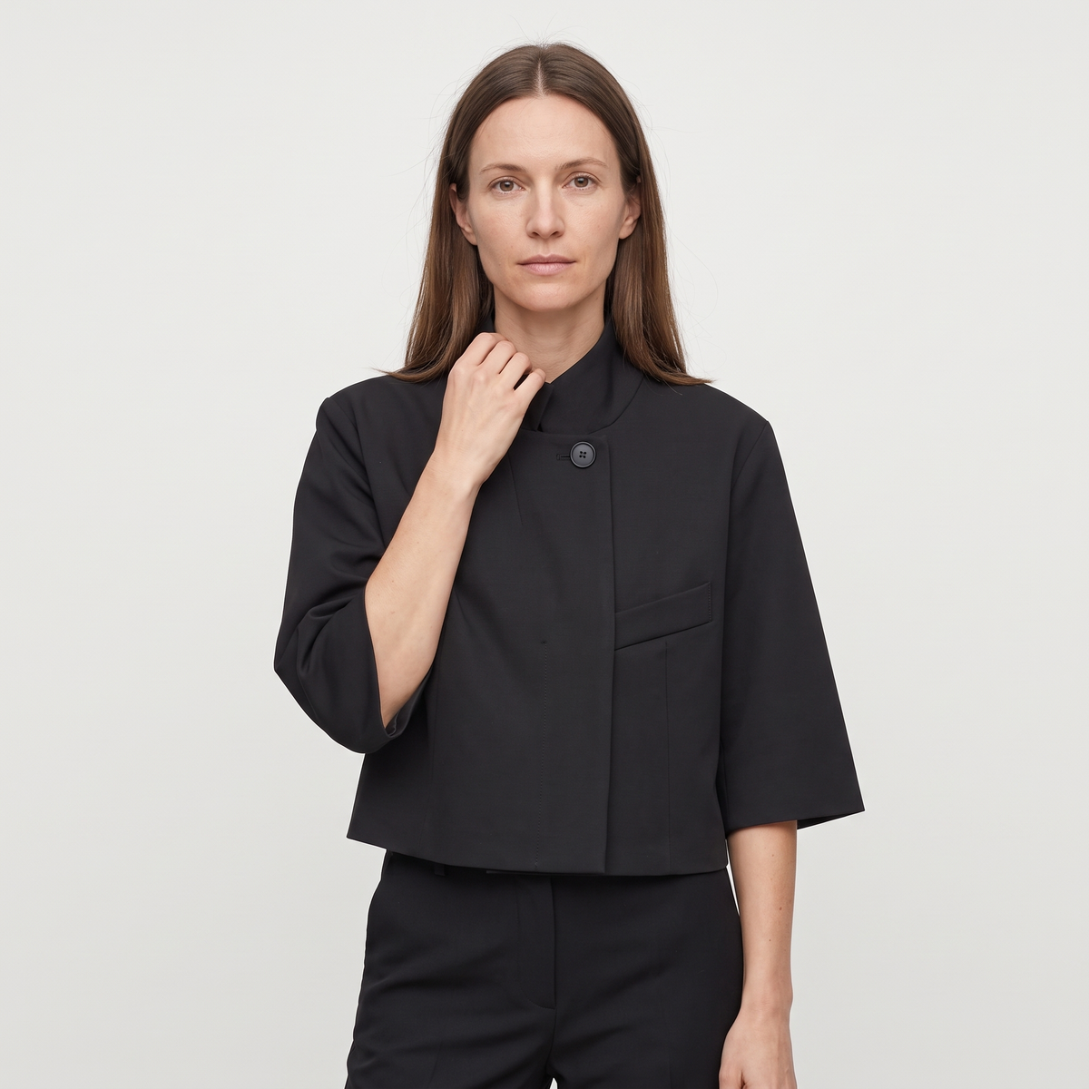Col montant roulé et bouton unique du blazer court Pauline noir, vu de trois quarts - Lonamy