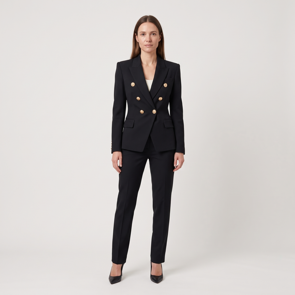 Blazer croisé noir Léontine porté en pied avec un pantalon droit noir - Lonamy