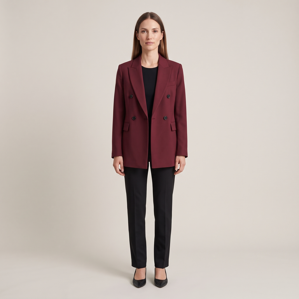 Blazer croisé bordeaux Roxane porté ouvert sur un haut noir, silhouette complète de face - Lonamy
