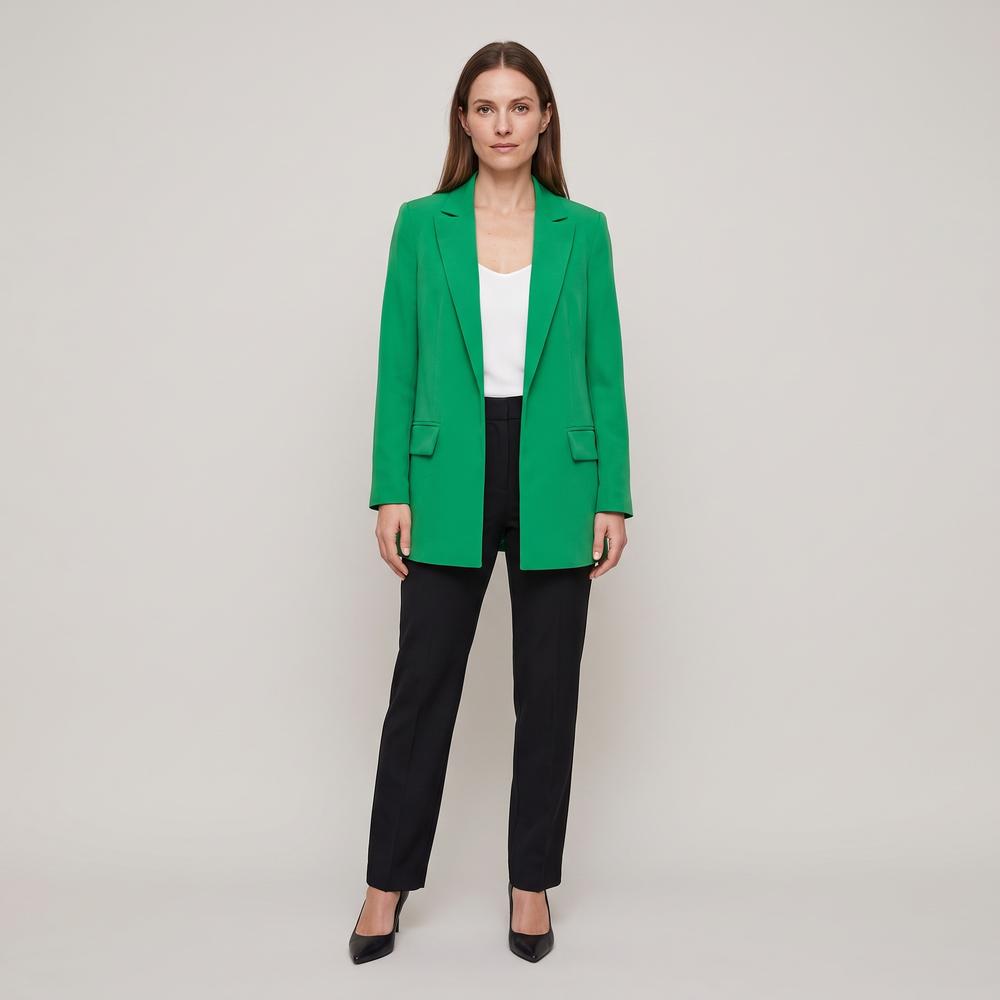 Blazer long Flavie vert émeraude porté ouvert sur un caraco blanc et un pantalon noir - Lonamy