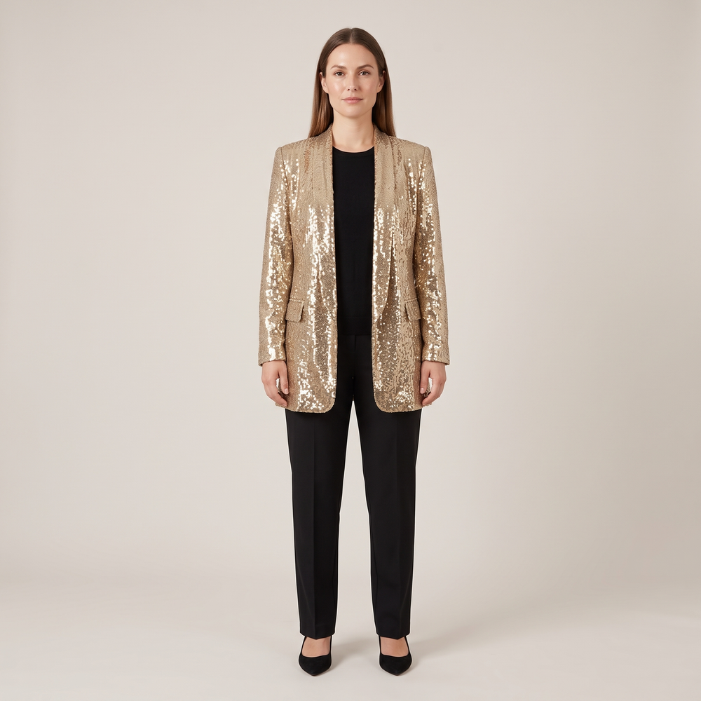 Blazer Eglantine en sequins dorés porté ouvert sur un top et un pantalon noirs - Lonamy