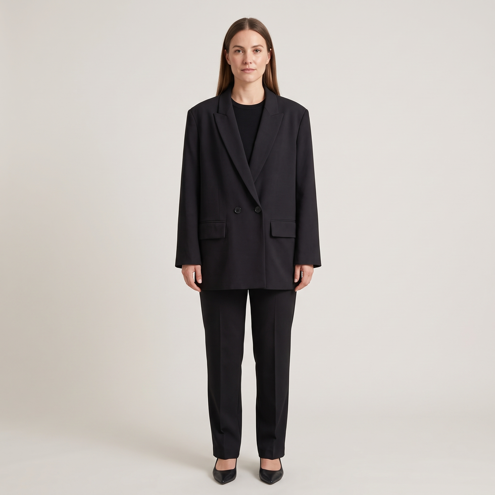 Blazer Colombe noir porté de face sur un haut noir et un pantalon noir - Lonamy