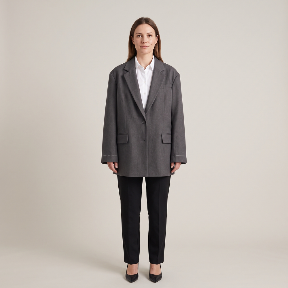 Blazer oversize long gris Delphine porté ouvert sur une chemise blanche, silhouette complète de face - Lonamy