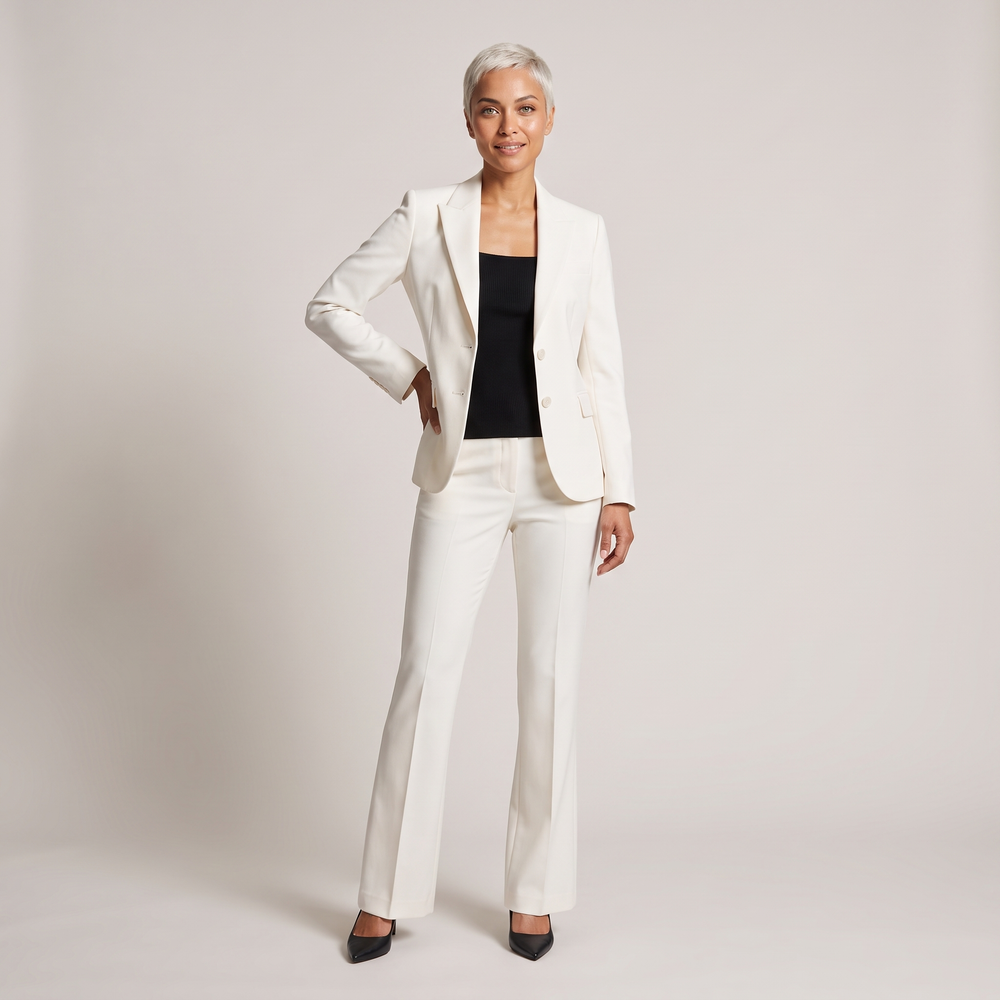 Ensemble tailleur femme Cécile écru porté de face, silhouette complète - Lonamy