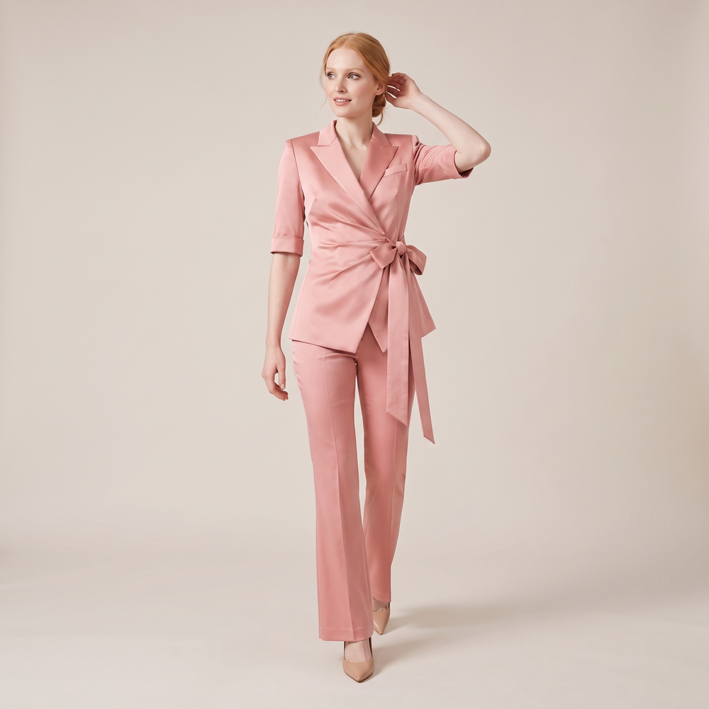 Ensemble tailleur femme Morgane rose porté de face, silhouette complète - Lonamy