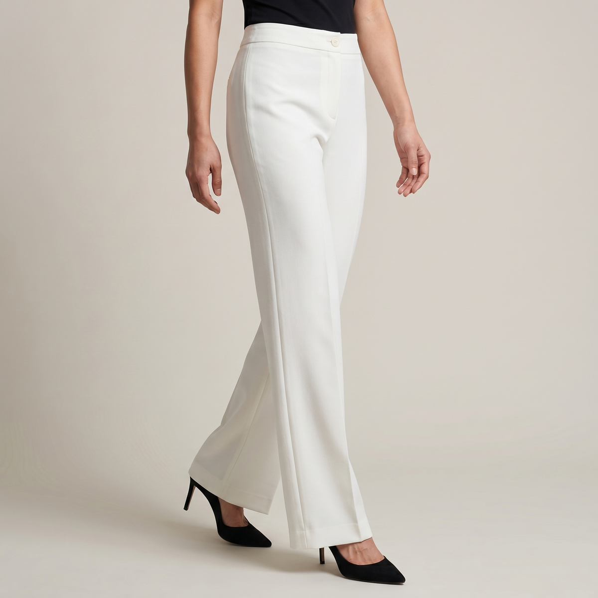 Bas du pantalon de l'ensemble tailleur blanc femme Camille, porté - Lonamy