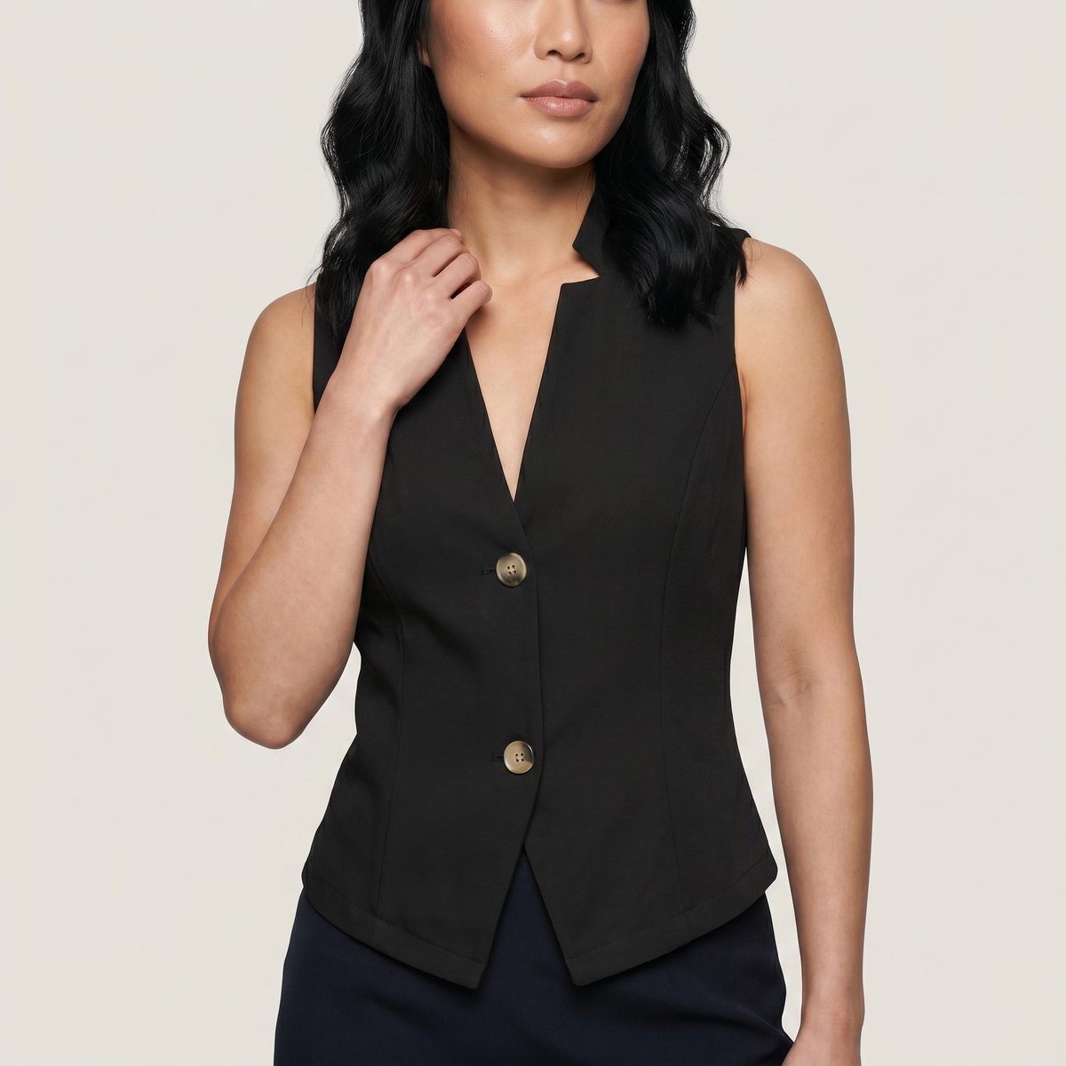 Col et boutons du gilet ajusté femme Maud noir, porté - Lonamy