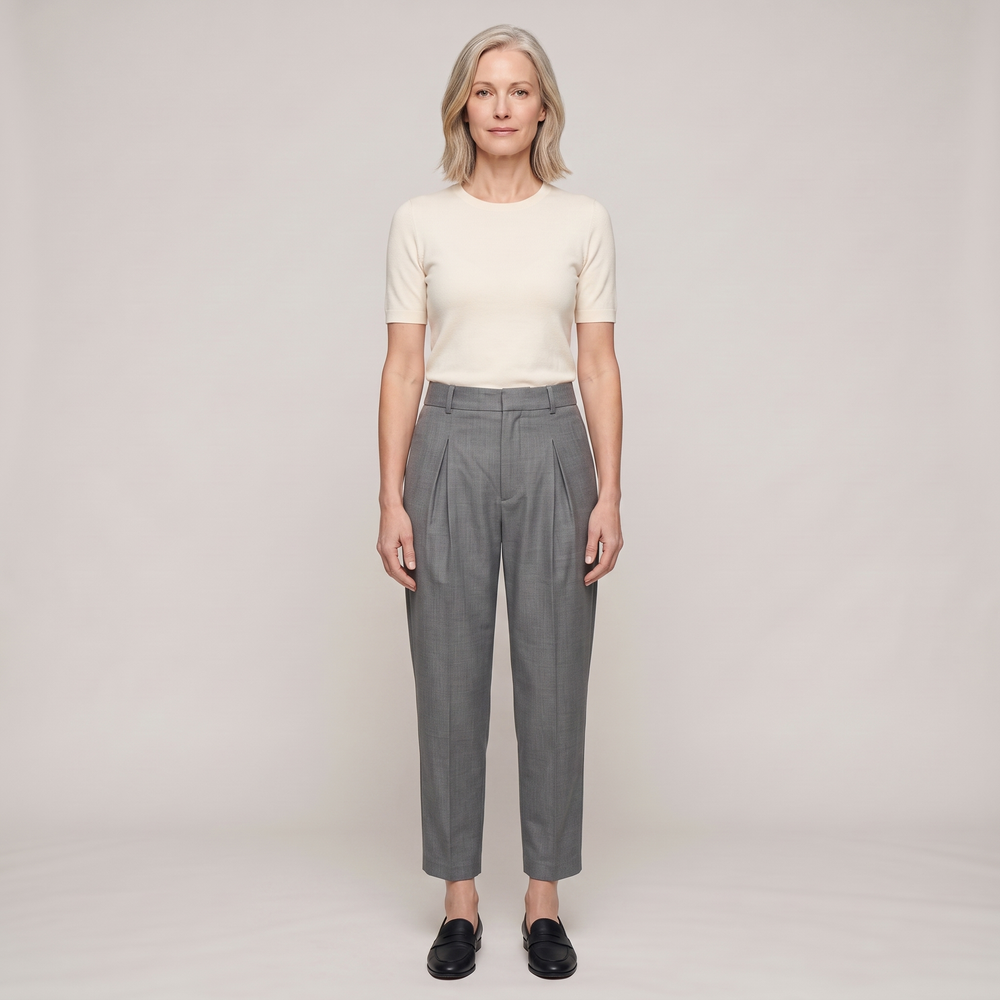 Pantalon carotte femme Mona gris porté de face, silhouette complète - Lonamy