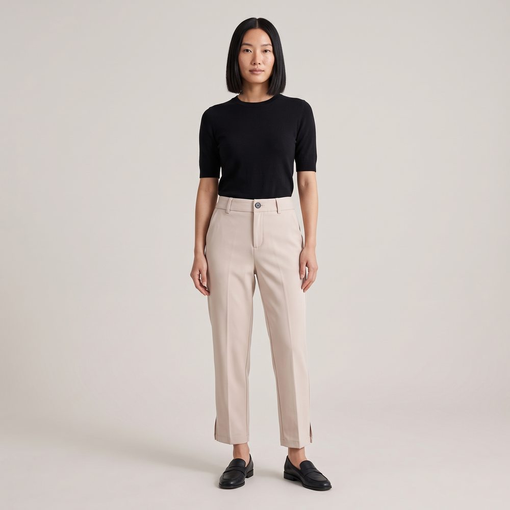 Pantalon cigarette femme Inès beige porté de face, silhouette complète - Lonamy