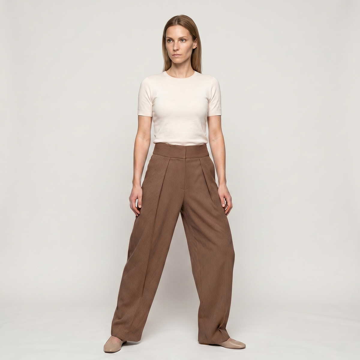 Pantalon large femme Lana marron rayé porté de face, silhouette complète - Lonamy