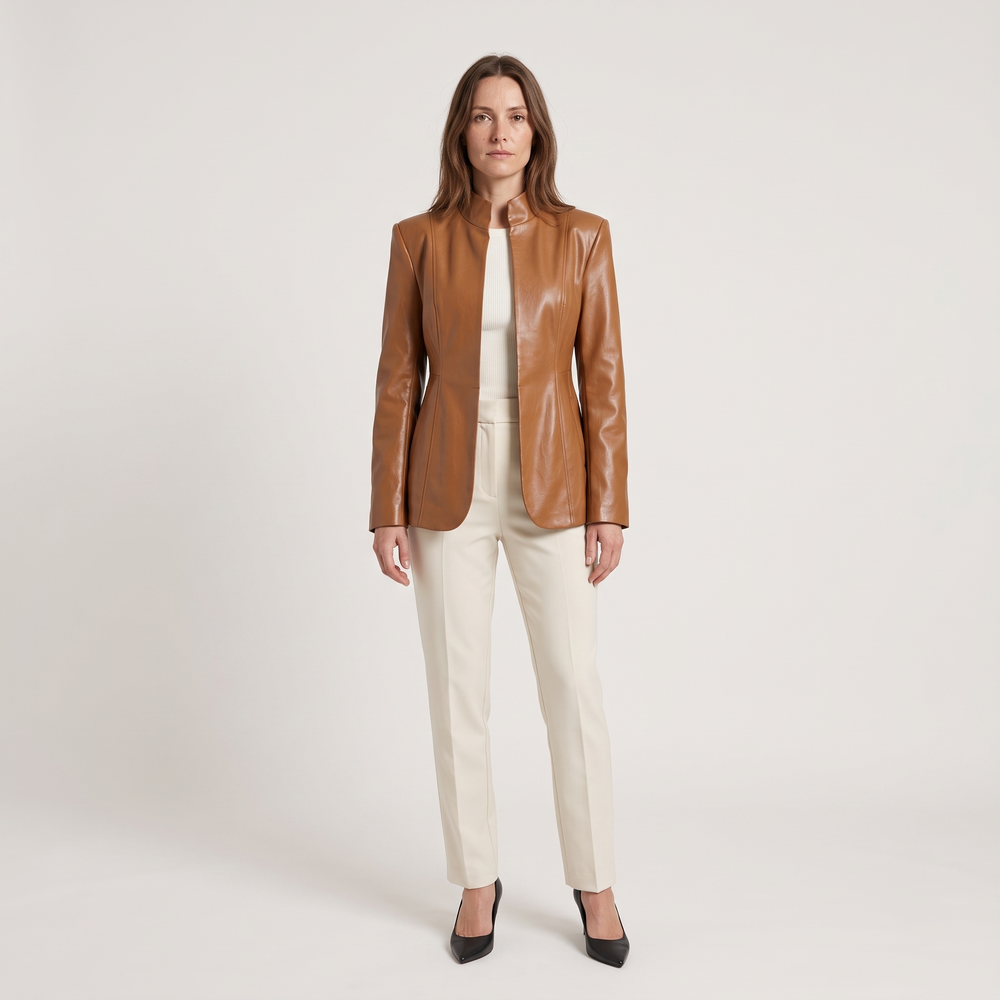 Veste femme Céleste marron caramel portée en silhouette complète - Lonamy