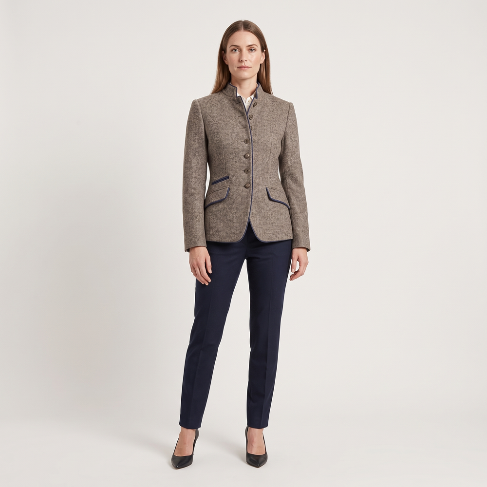 Veste femme Felicie brune portée en silhouette complète - Lonamy