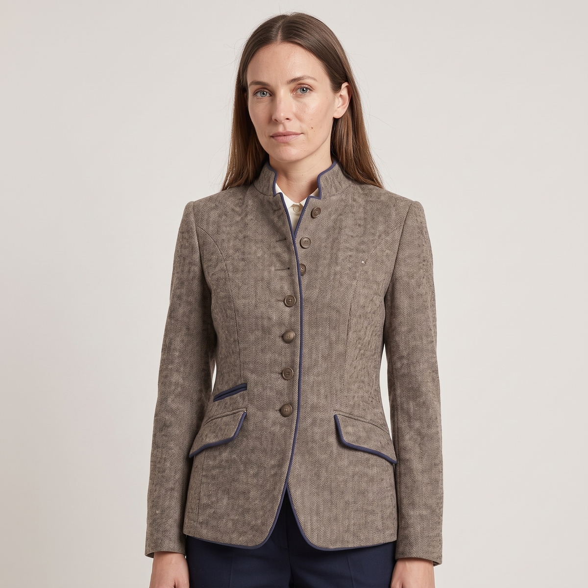 Veste femme Felicie brune, détail du col officier et des boutons - Lonamy