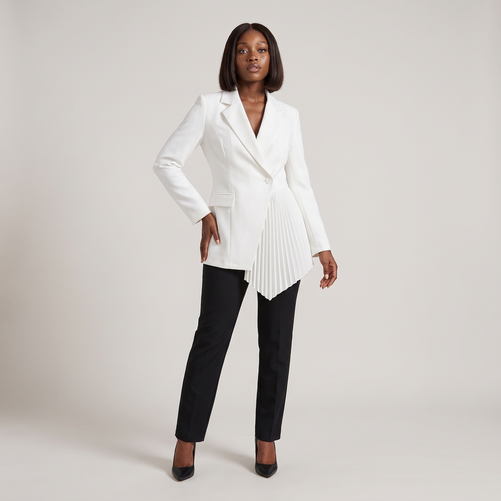Veste tailleur femme Mathilde Blanc portée de face, silhouette complète - Lonamy