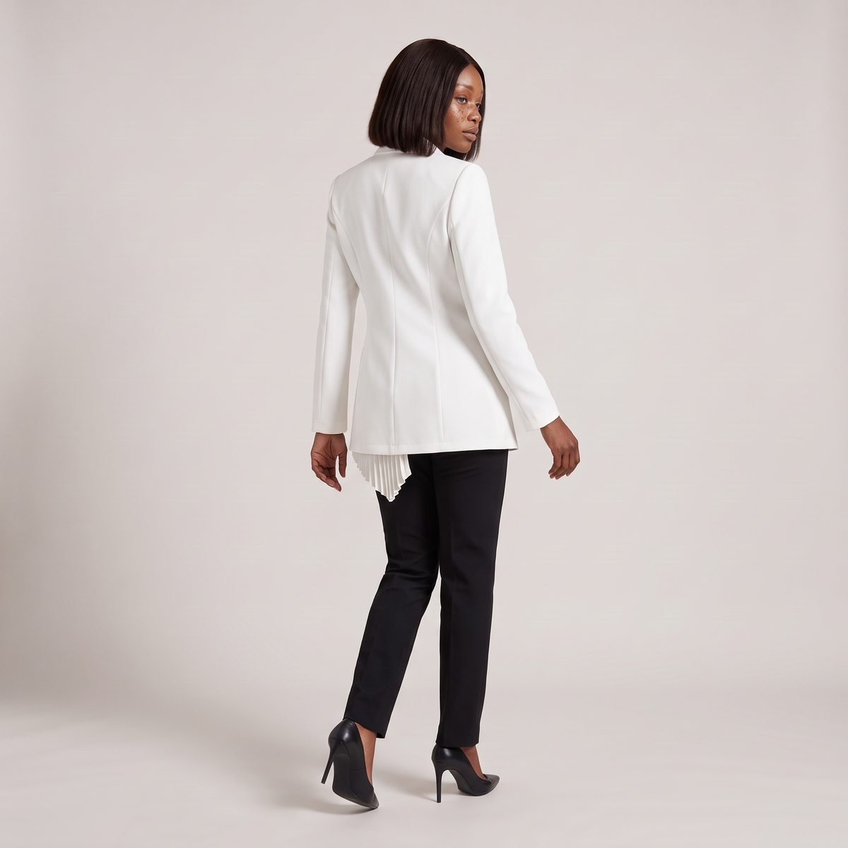 Veste tailleur blanche asymétrique à plis mathilde