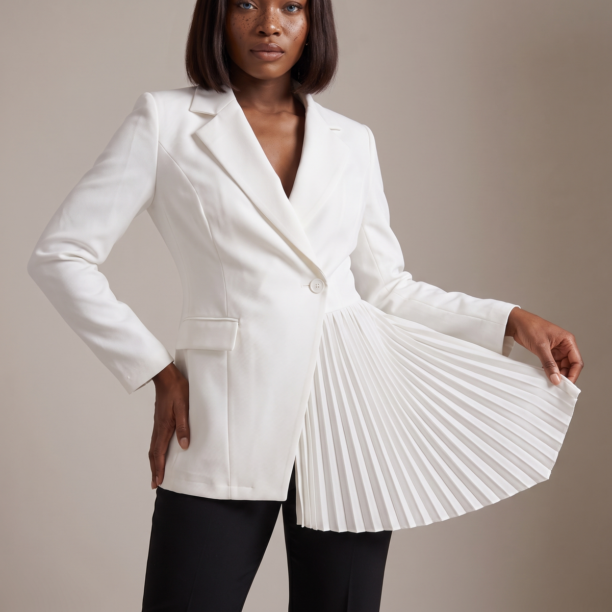 Veste tailleur blanche asymétrique à plis mathilde